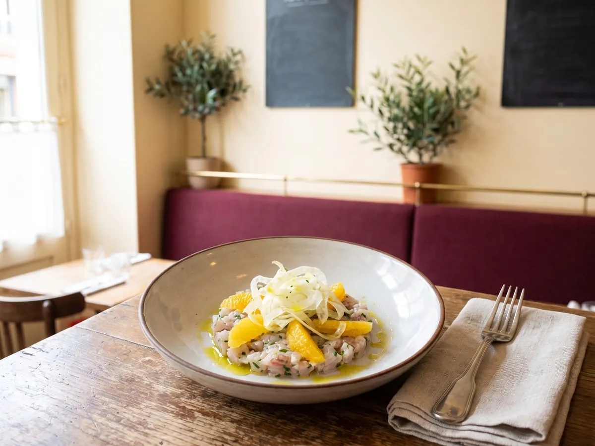 Un tartare de daurade aux agrumes et au fenouil, dressé dans une assiette creuse en grès