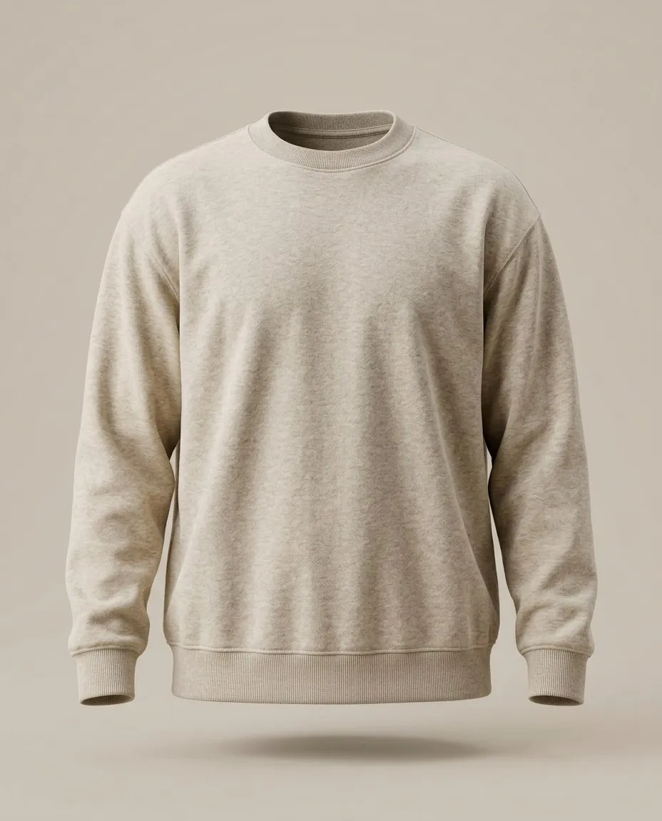 Le Sweat Col Rond écru chiné, de face, comme porté, sur un fond de pierre claire, poignets et bas côtelés